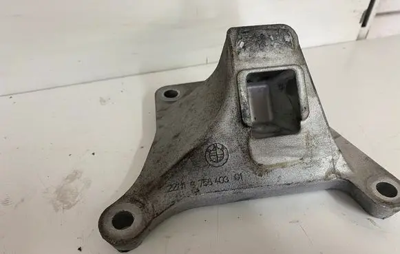 BMW 7 E65 E66 Engine mounting bracket 6758403
