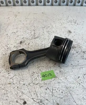 Mercedes-Benz Vito Viano W638 Piston with connecting rod 611