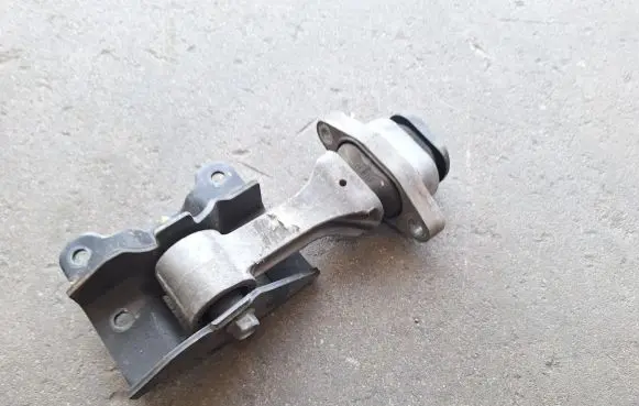 Hyundai i30 Engine mount bracket 7090566