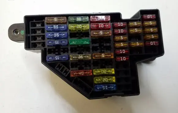 Volkswagen PASSAT B6 Fuse module 07040600950
