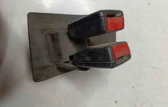 Rear seatbelt buckle
