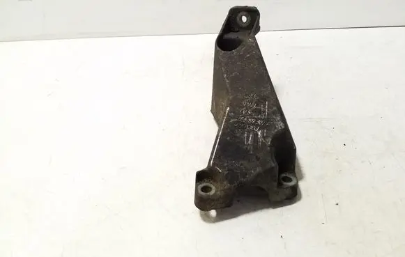 Engine mounting bracket