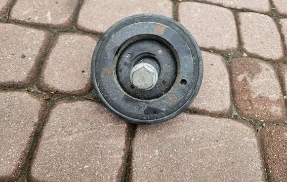 Volkswagen Golf VII Crankshaft pulley 06H105243M