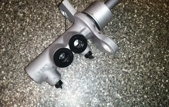 Master brake cylinder