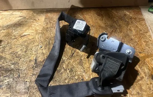 Ford Mondeo MK V Rear seatbelt ES73F613F72AG35B8 1026971