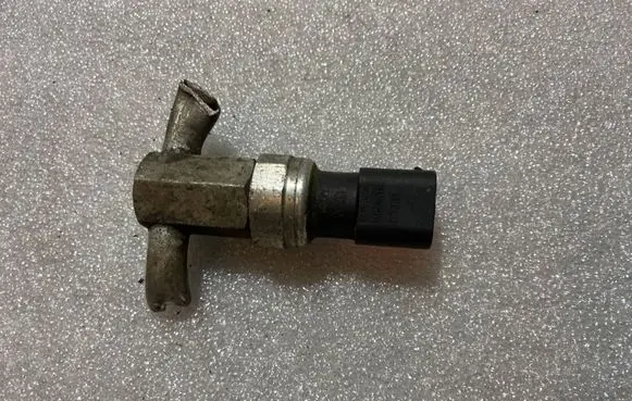 Mercedes-Benz C W203 Air conditioning (A/C) pressure sensor a2038300472 2038300472