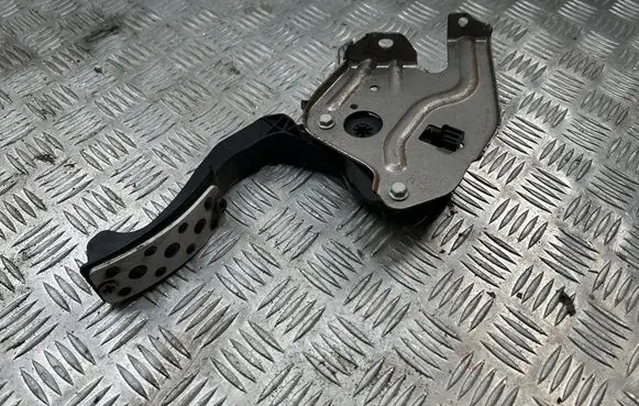 Accelerator throttle pedal