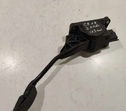 Accelerator throttle pedal