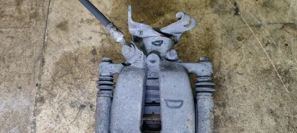 Opel Insignia A Rear brake caliper
