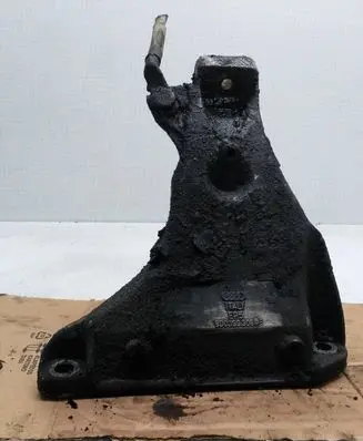Engine mounting bracket