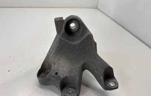Chevrolet Camaro Engine mounting bracket 23104519