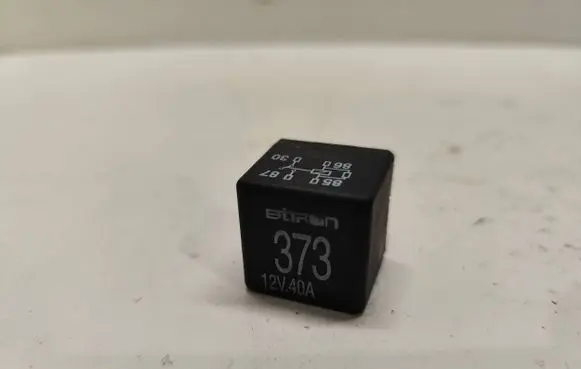Volkswagen PASSAT B5 Other relay 8D0951253A