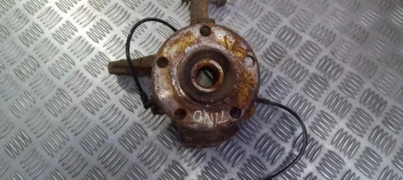 Nissan Almera Tino Front wheel hub