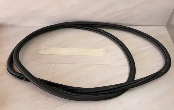 Volkswagen Touran III Rear door rubber seal (on body) 5TA867913B
