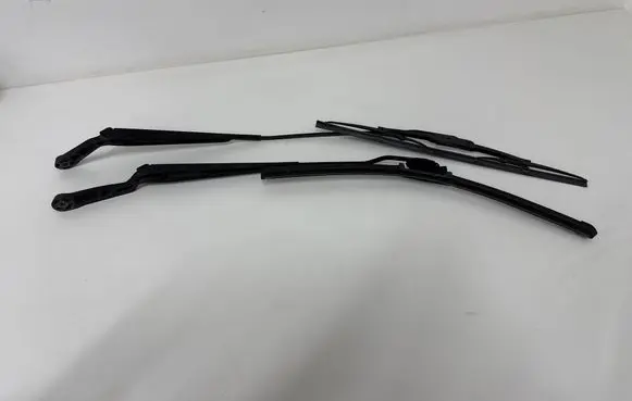 Volkswagen Golf IV Front wiper blade arm