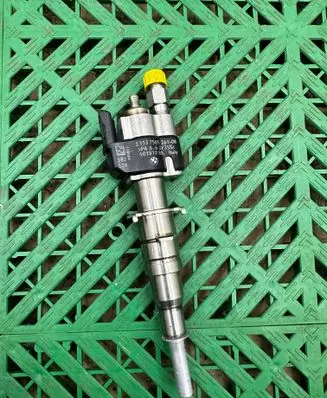BMW 3 E90 E91 Fuel injector 7585261