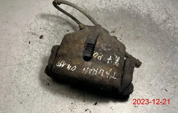 Volkswagen Touran I Front brake caliper