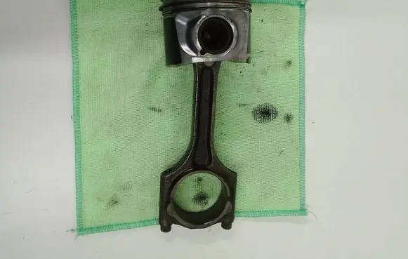 Volvo V50 Piston with connecting rod