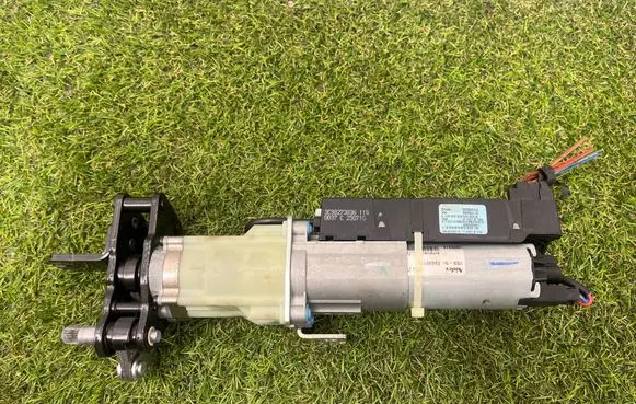 Volkswagen PASSAT B6 Tailgate hydraulic pump motor 3C9827383G