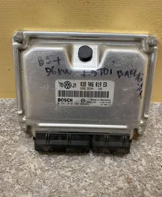 Volkswagen PASSAT B5 Engine control unit/module 038906019ER 0281010704 28SA5122