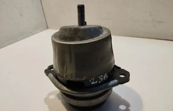Volkswagen Touareg I Engine mount bracket 7L6199131