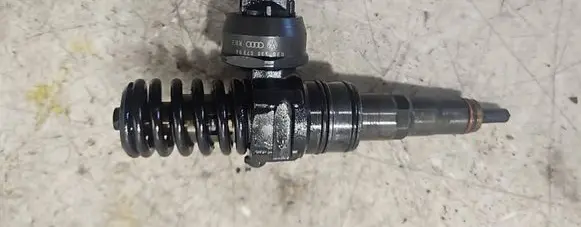 Volkswagen PASSAT B6 Fuel injector 038130073BQ