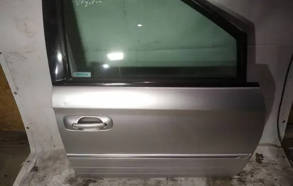 Chrysler Grand Voyager IV Front door pilkos