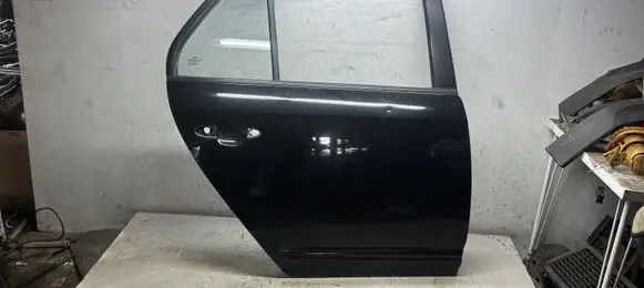 KIA Carens II Rear door
