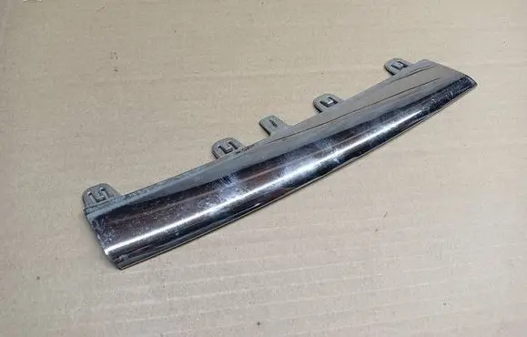Volkswagen Jetta VI Front bumper upper radiator grill 1K5853651