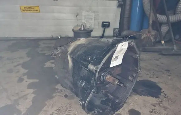 Volkswagen II LT Manual 5 speed gearbox 000300043A