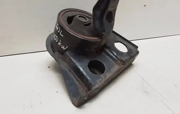 Nissan X-Trail T30 Engine mount bracket RN62490LB