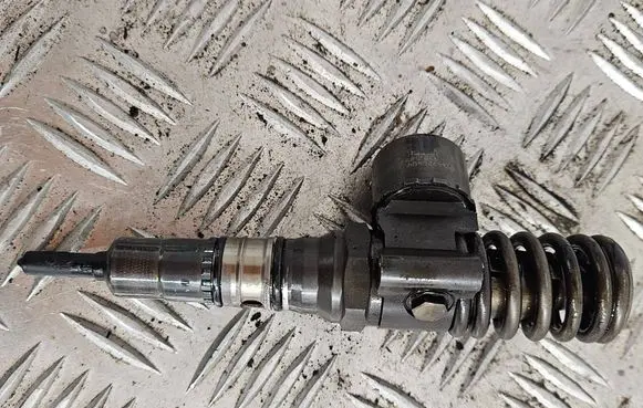 Volkswagen Touran I Fuel injector 03G130073G