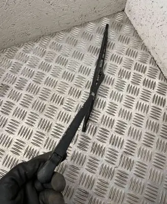 Rear wiper blade arm