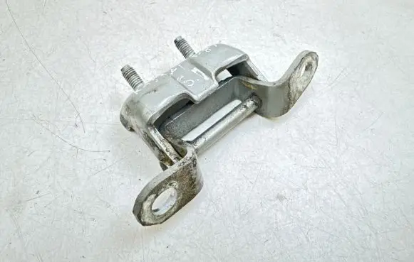 Nissan Qashqai Rear door upper hinge