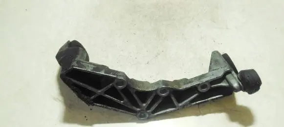 Mercedes-Benz CLC CL203 Engine mounting bracket 110940241