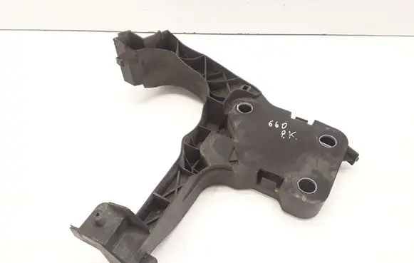 Renault Megane II Front bumper mounting bracket 8200137495