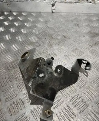 Fender mounting bracket