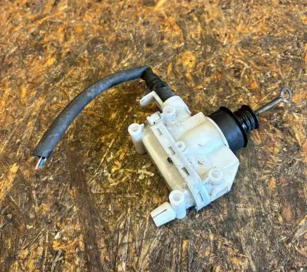 Mercedes-Benz E W124 Central locking vacuum pump 