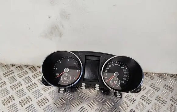 Volkswagen Golf VI Speedometer (instrument cluster) 5K0920860E