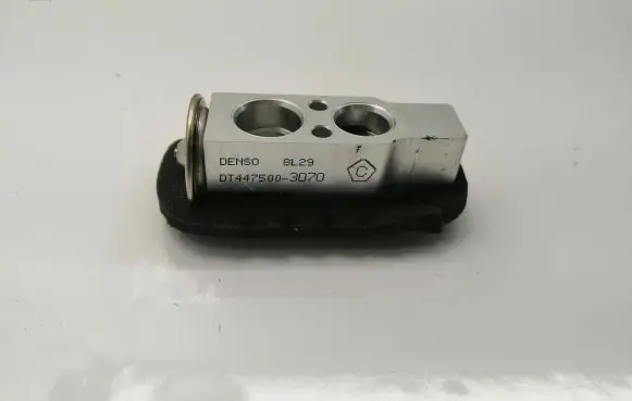 Toyota Verso Air conditioning (A/C) expansion valve 8851502150 DT4475003070