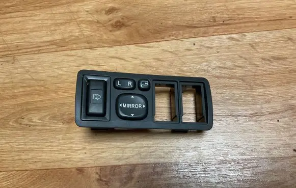 Toyota Avensis T250 Wing mirror switch 183575