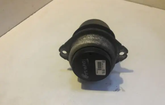 Volkswagen Touareg I Engine mount bracket 7L6199131