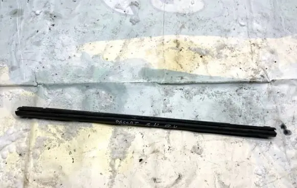 Volkswagen PASSAT B4 Rear door glass trim molding