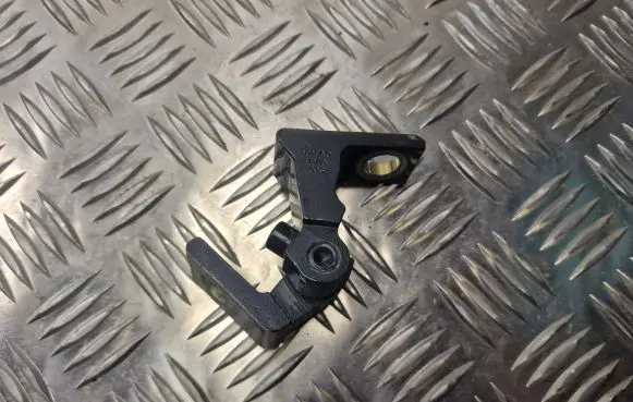 Volkswagen Polo V 6R Front door upper hinge 7N0831401