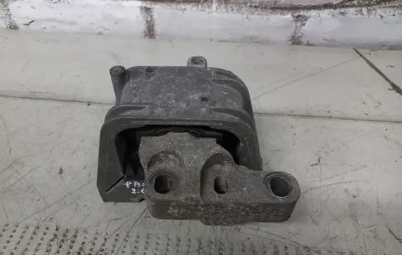 Volkswagen PASSAT B6 Engine mount bracket 1K0199262M