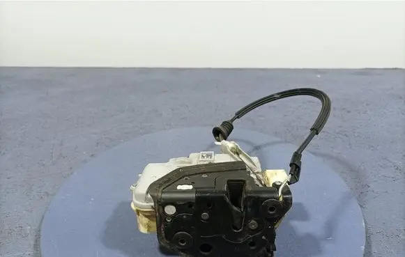 Volkswagen PASSAT B6 Front door lock 3C1837015A