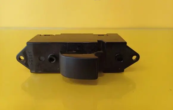 Mitsubishi Colt Electric window control switch 8608A077 C8DD563M