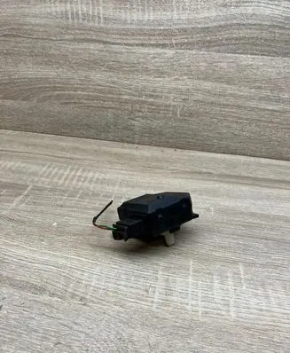 Opel Zafira B Air flap motor/actuator 309370600AE C89689013548