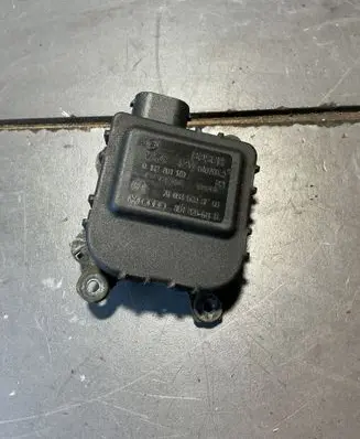 Volkswagen PASSAT B5.5 Air flap motor/actuator 0132801149 8D1820511B 700035693F00