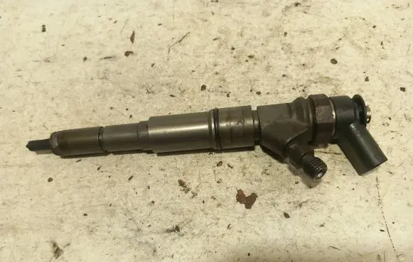 BMW 5 E60 E61 Fuel injector 0445110212